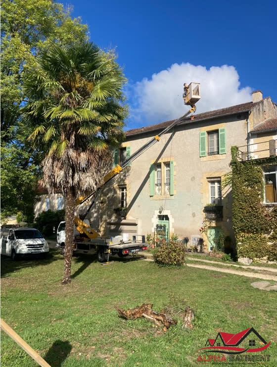 Camion nacelle devant une maison de maître