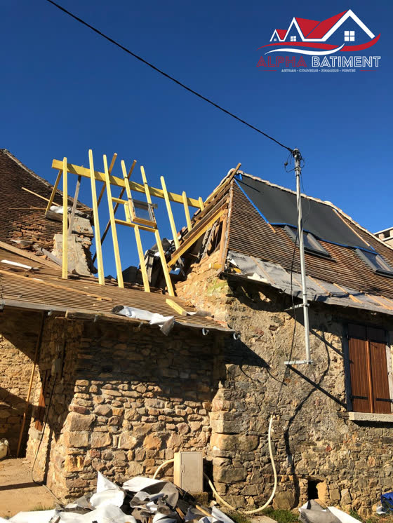 Charpente apparente pendant une réfection de toiture