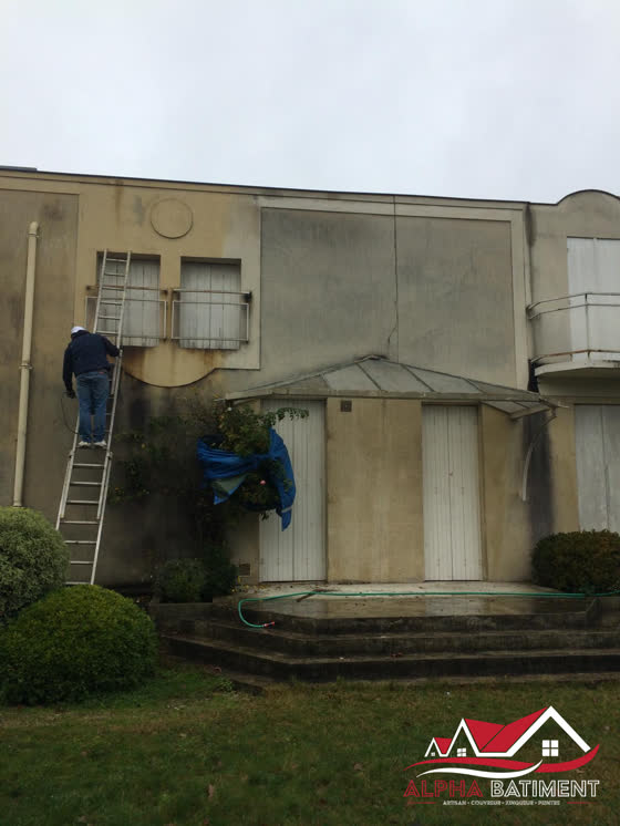Nettoyage de façade à l'échelle
